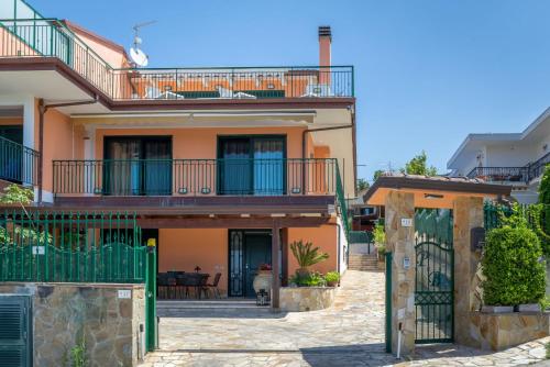 El edificio en el que está la casa vacacional