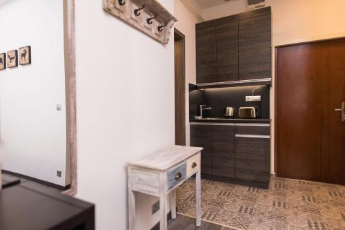 Кухня или мини-кухня в NeroRosso Apartment
