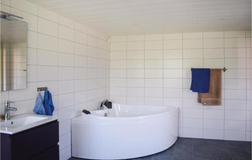 Koupelna v ubytování Cozy Home In Lammhult With Sauna