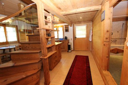une chambre avec un escalier dans une maison en bois dans l'établissement Les Favrod, à L'Etivaz