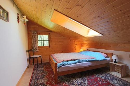 - une chambre avec un lit dans une cabane en bois dans l'établissement Les Favrod, à L'Etivaz