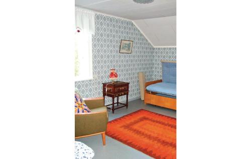 Schlafzimmer mit einem Bett und einem Tisch in der Unterkunft Beautiful Home In Tcksfors With 2 Bedrooms in Navarsviken