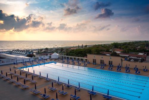 an overhead view of a pool with chairs and the ocean at Grand Hotel Continental in Tirrenia