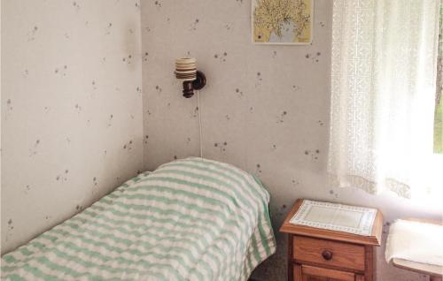 Dormitorio pequeño con cama y mesa en Amazing Home In Arvika With Lake View en Vik
