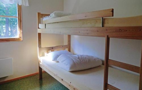 um quarto com 2 beliches num quarto em Cozy Home In Frjestaden With Kitchen em Vanserum