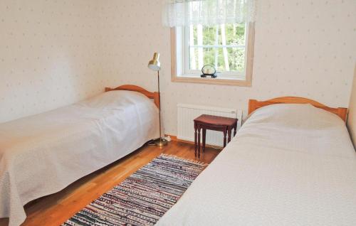 Säng eller sängar i ett rum på Lovely Home In Lidhult With Wifi