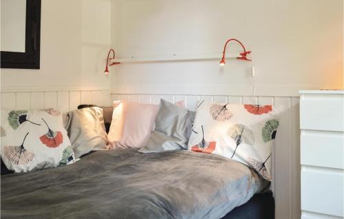 1 cama con almohadas en el dormitorio en Lovely Home In Strngns With Kitchen en Strängnäs