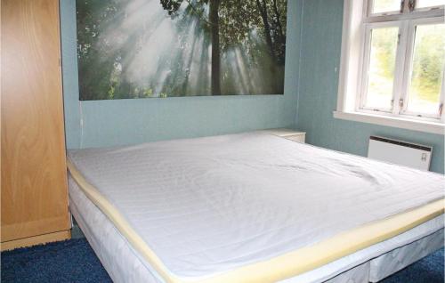 GripneにあるAmazing apartment in Lundegrend with 3 Bedroomsの壁に絵が描かれた部屋のベッド1台