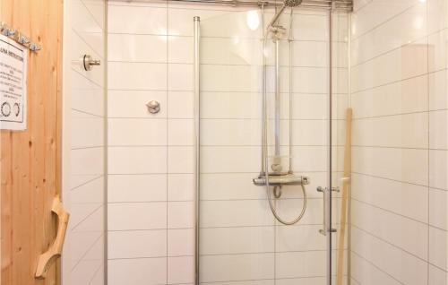 um chuveiro na casa de banho com azulejos brancos em Awesome Home In Brans With Wifi em Branäs