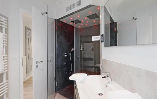 トラフェミュンデにあるDnenvillaのバスルーム(シャワー、シンク、鏡付)