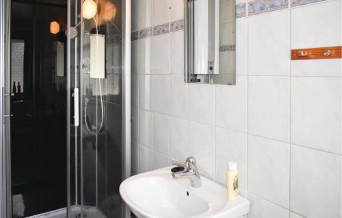 uma casa de banho com um lavatório e um chuveiro em Beautiful Home In Valdemarsvik With Kitchen em Valdemarsvik