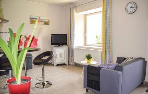 Μια τηλεόραση ή/και κέντρο ψυχαγωγίας στο 1 Bedroom Cozy Home In Goudelin