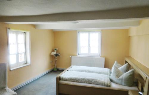 מיטה או מיטות בחדר ב-Lovely Home In Harzgerode-dankerode With Kitchen