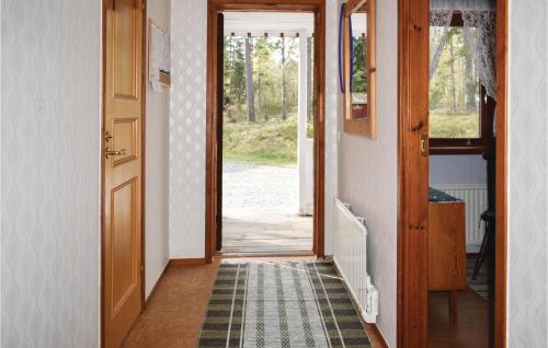 einen Flur mit offener Tür und einem Teppich in der Unterkunft Beautiful Home In Valdemarsvik With Kitchen in Valdemarsvik