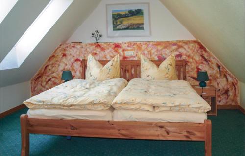 um quarto com 2 camas individuais num sótão em Gorgeous Apartment In Marlow Ot Brnkendorf With Kitchen em Marlow