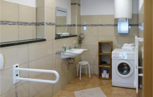 uma casa de banho com um lavatório e uma máquina de lavar roupa em Amazing Apartment In Freiberg With Kitchen em Freiberg