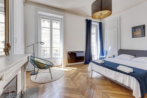 een slaapkamer met een bed en een stoel erin bij NOCNOC - L'Escapade in Lyon