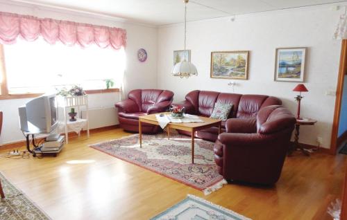 Ruang duduk di Three-Bedroom Holiday Home Mattmar With Mountain View 06