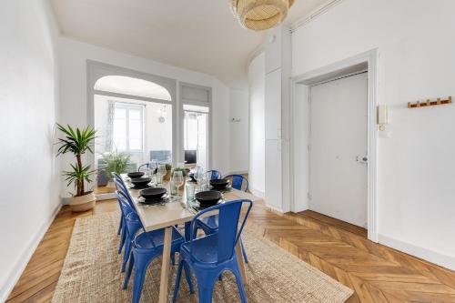 une salle à manger avec une table et des chaises bleues dans l'établissement NOCNOC - L'Escapade, à Lyon