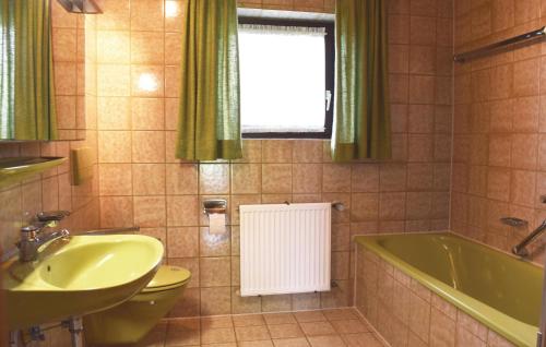 ein Badezimmer mit einem Waschbecken, einem WC und einer Badewanne in der Unterkunft Nice Apartment In Rickenbach With Wifi in Rickenbach