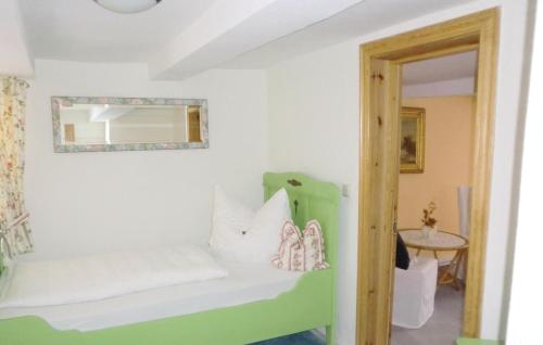מיטה או מיטות בחדר ב-Lovely Home In Harzgerode-dankerode With Kitchen