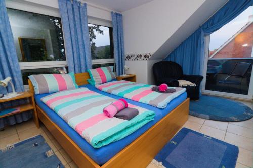 1 dormitorio con 2 camas con almohadas y ventana en Gästehaus Heitkamp, en Lüdinghausen