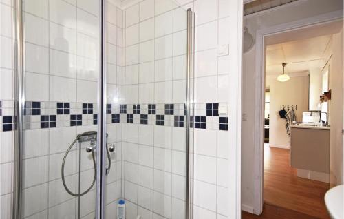 フンボストランドにあるAmazing Home In Hunnebostrand With 1 Bedroomsの黒と白のタイル張りのバスルーム(シャワー付)