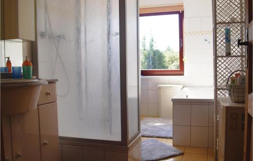 Uma casa de banho em Gorgeous Apartment In Marlow Ot Brnkendorf With Kitchen