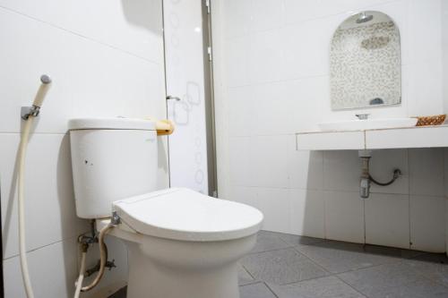 Ένα μπάνιο στο RedDoorz Plus at Hotel Srikandi Kendari
