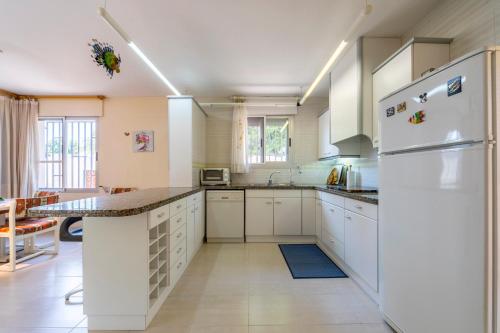 A kitchen or kitchenette at Villa vacaciones Benicassim