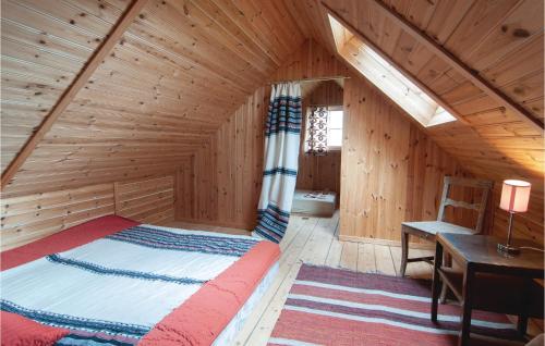ein Schlafzimmer mit einem Bett in einem Holzzimmer in der Unterkunft 3 Bedroom Lovely Home In Romakloster in Romakloster