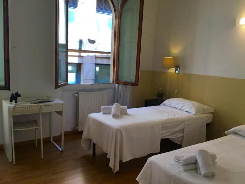 A bed or beds in a room at San Firenze Apartment