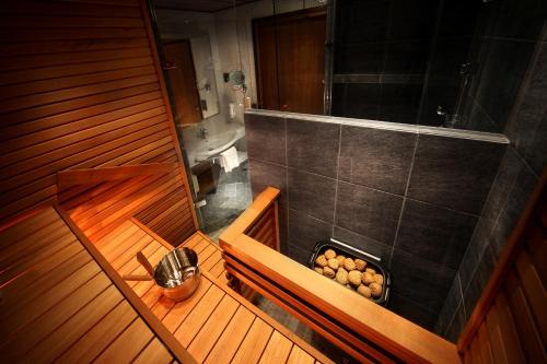Ett badrum på Levi Hotel Spa