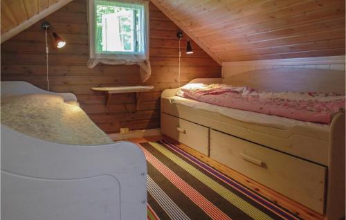 מיטה או מיטות בחדר ב-Stunning Home In Hornnes With House Sea View