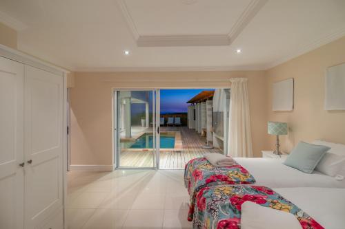 Un dormitorio con una cama y vista al mar. en Pezula Fairlead Luxury, en Knysna