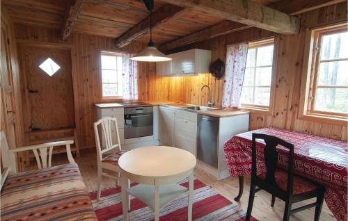 eine Küche und ein Esszimmer mit einem Tisch, einem Tisch und Stühlen in der Unterkunft 3 Bedroom Lovely Home In Romakloster in Romakloster