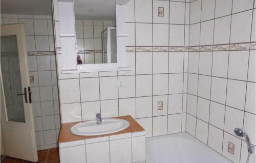 a bathroom with a sink and a mirror at Stunning apartment in Sttzengrn-Hundshbel with 2 Bedrooms and WiFi in Hundshübel