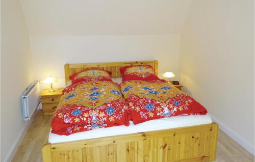 ゲルティングにあるAmazing Apartment In Gelting With 2 Bedrooms And Wifiのベッドルーム1室(赤い枕のベッド1台付)