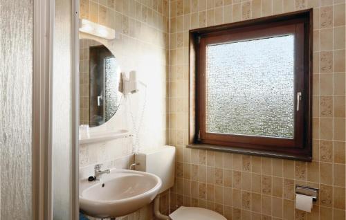 een badkamer met een wastafel, een toilet en een spiegel bij Ferienhaus 11 In Thalfang in Thalfang
