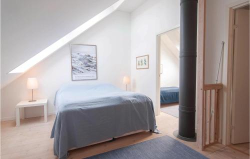 Säng eller sängar i ett rum på Awesome Home In Burgsvik With Wifi