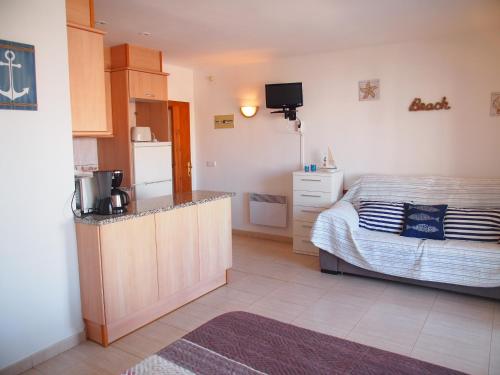 1 dormitorio con 1 cama y cocina con encimera en Miramar 32C en Roses