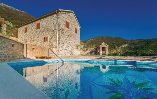 สระว่ายน้ำที่อยู่ใกล้ ๆ หรือใน Beautiful Home In Tivat With Wifi