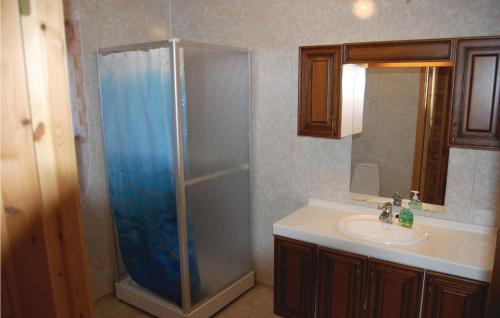 Salle de bains dans l'établissement Nice Home In Matre With 3 Bedrooms