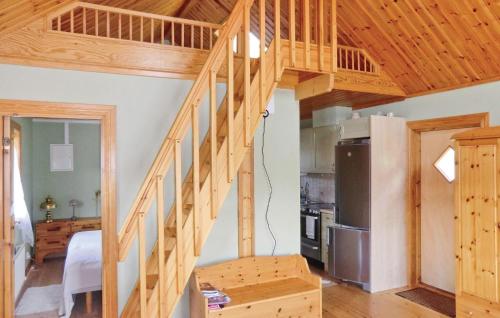 eine Holztreppe in einem Zimmer mit einer Küche in der Unterkunft 2 Bedroom Stunning Home In Gunnebo in Skälö