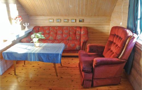 uma sala de estar com um sofá, uma mesa e 2 cadeiras em Gorgeous Home In Ombo With Kitchen em Vestersjø