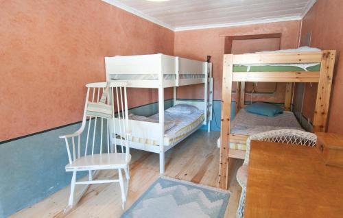 Palanda nebo palandy na pokoji v ubytování Amazing Home In Klintehamn With 2 Bedrooms