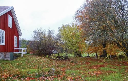 HolmsjöにあるTwo-Bedroom Accommodation In Holmsjoの草木の紅葉家