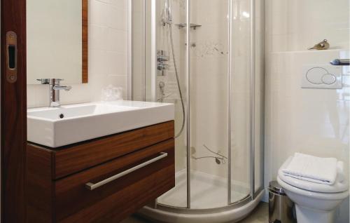 Kupatilo u objektu Stunning Apartment In Lasko With Kitchen