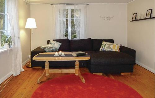 Two-Bedroom Accommodation In Holmsjoにあるシーティングエリア