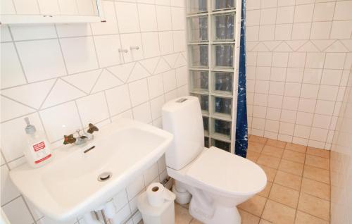 Koupelna v ubytování Amazing Home In Klintehamn With 2 Bedrooms